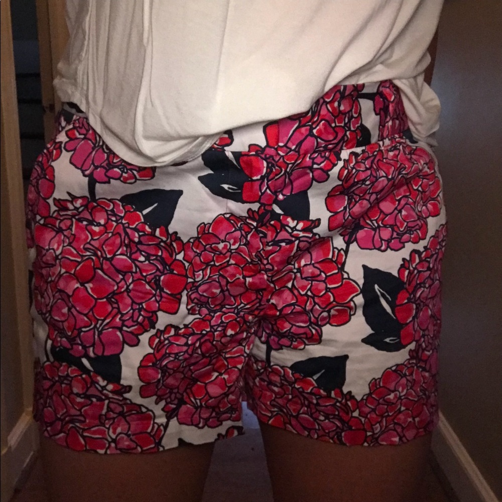 Vineyard Vines patterned shorts. Size 10.